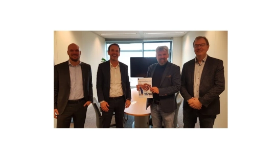 Vlnr.: Gerco de Wit (business unit manager DPA FinTech),  Luc Brouwers (directeur DPA cluster finance), Jeroen Kuiper (algemeen directeur Aareon) en Arie van der Deijl (productmanager Aareon)