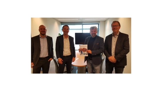 Vlnr.: Gerco de Wit (business unit manager DPA FinTech), Luc Brouwers (directeur DPA cluster finance), Jeroen Kuiper (algemeen directeur Aareon) en Arie van der Deijl (productmanager Aareon) Vlnr.: Gerco de Wit (business unit manager DPA FinTech), Luc Brouwers (directeur DPA cluster finance), Jeroen Kuiper (algemeen directeur Aareon) en Arie van der Deijl (productmanager Aareon)