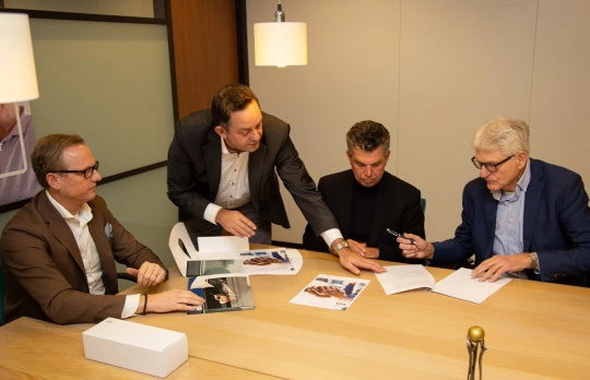 Van links naar rechts: commercieel directeur Hero de Klaver en accountmanager Harry Jipping van Aareon, directeur-bestuurder Willem van Duijn van Noordwijkse Woningstichting en directeur-bestuurder Hans Al van Stek Van links naar rechts: commercieel directeur Hero de Klaver en accountmanager Harry Jipping van Aareon, directeur-bestuurder Willem van Duijn van Noordwijkse Woningstichting en directeur-bestuurder Hans Al van Stek