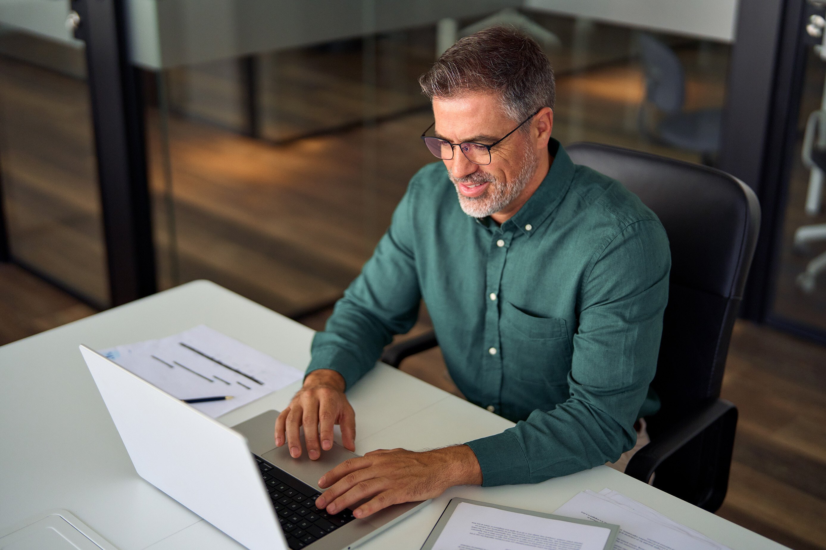 Man-Laptop-AdobeStock_648351408