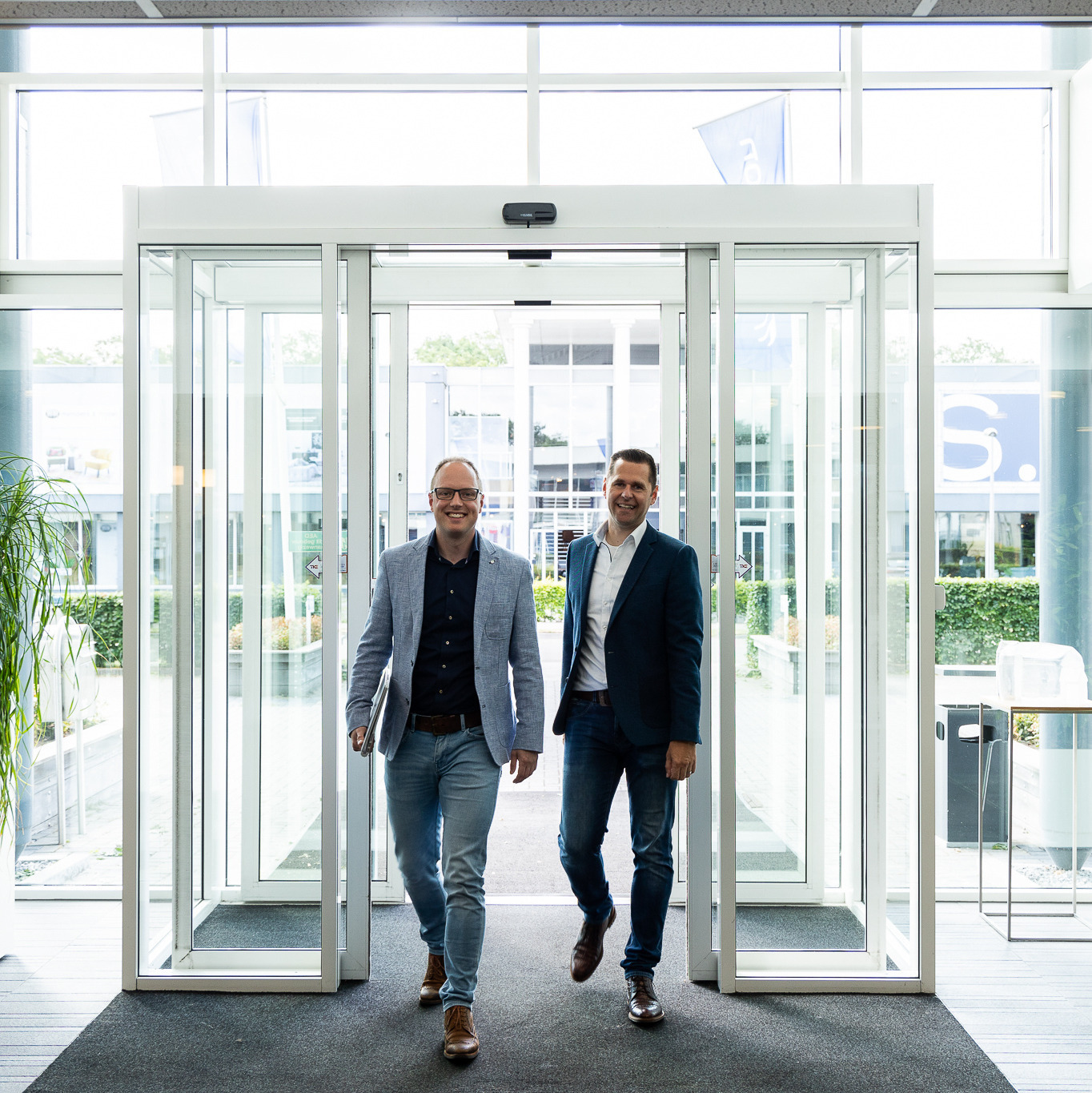 Mannen lopen naar binnen