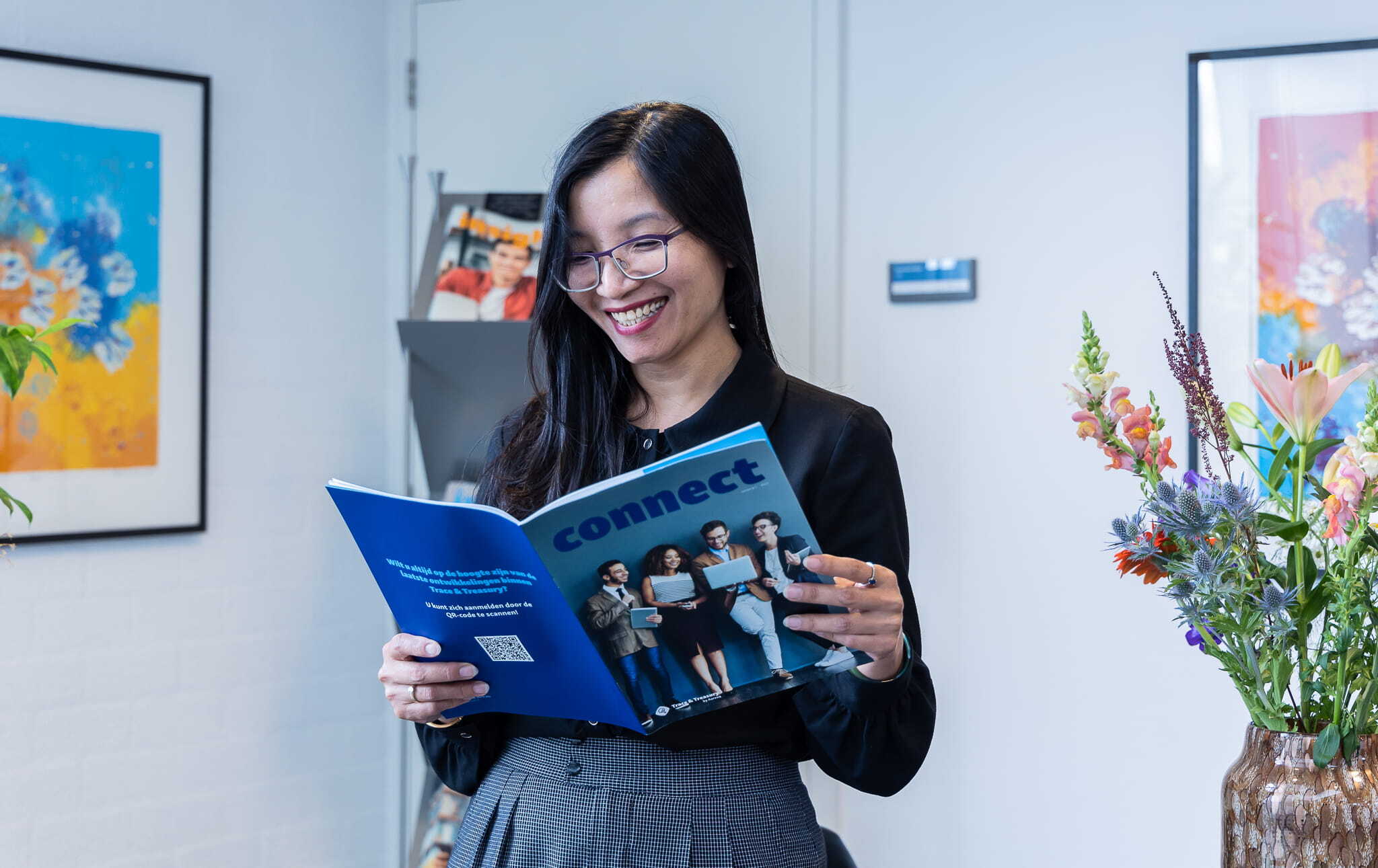 Collega leest Assets en Treasury Connect magazine