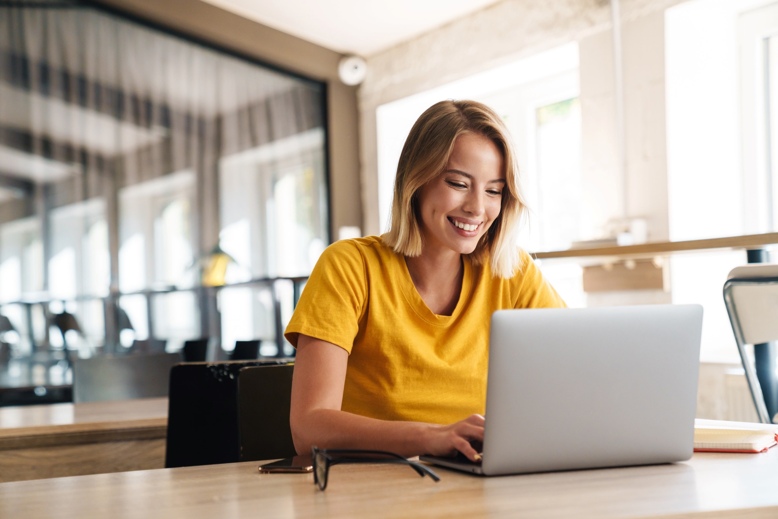 Woman_Laptop_Happy_AdobeStock_315070495