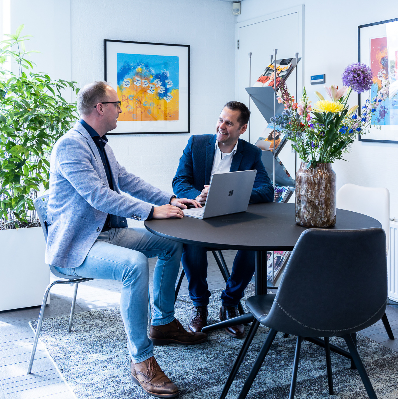 Twee mannen in gesprek over de financiele meerjarenbegroting
