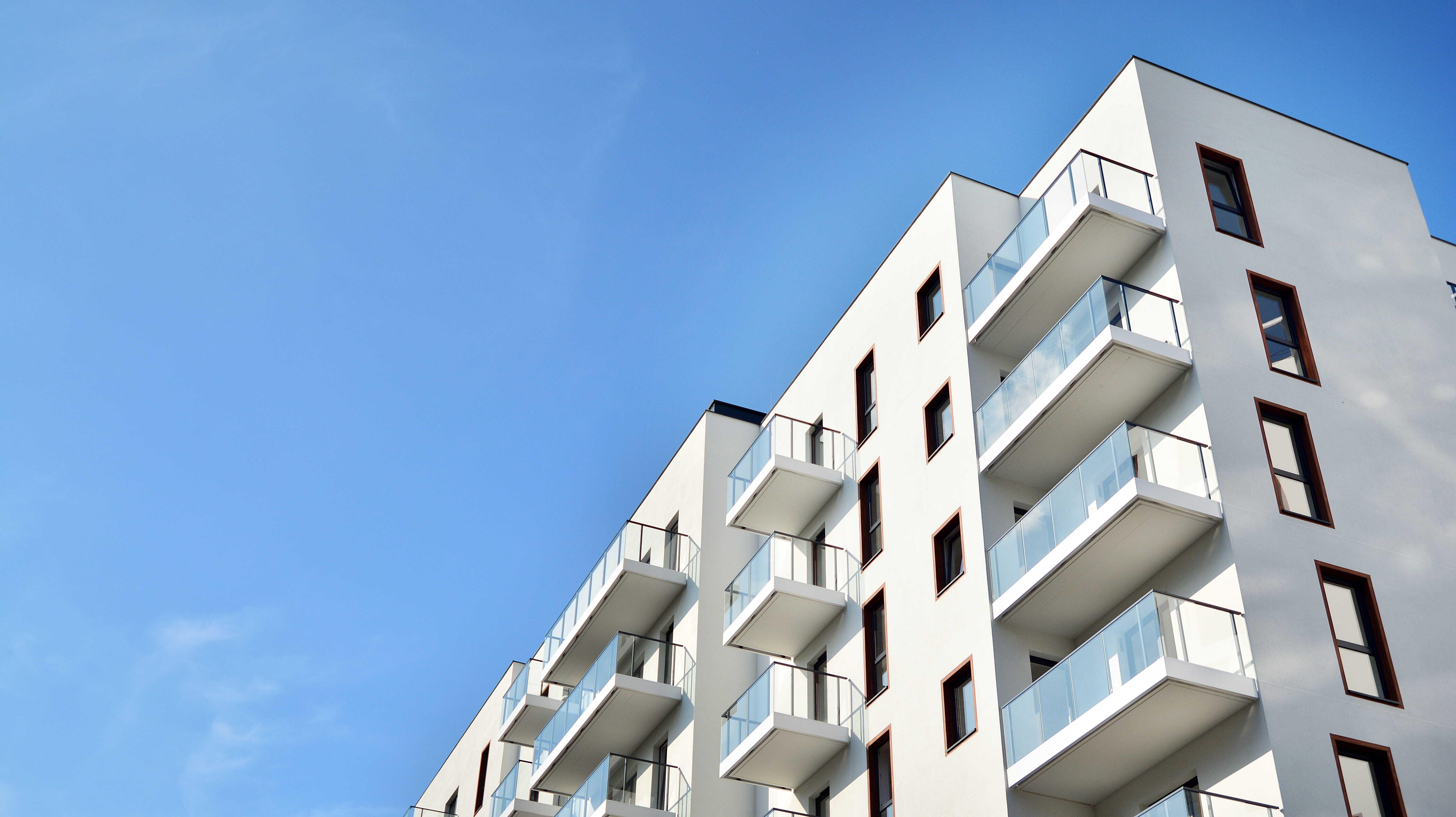 Wit appartementgebouw
