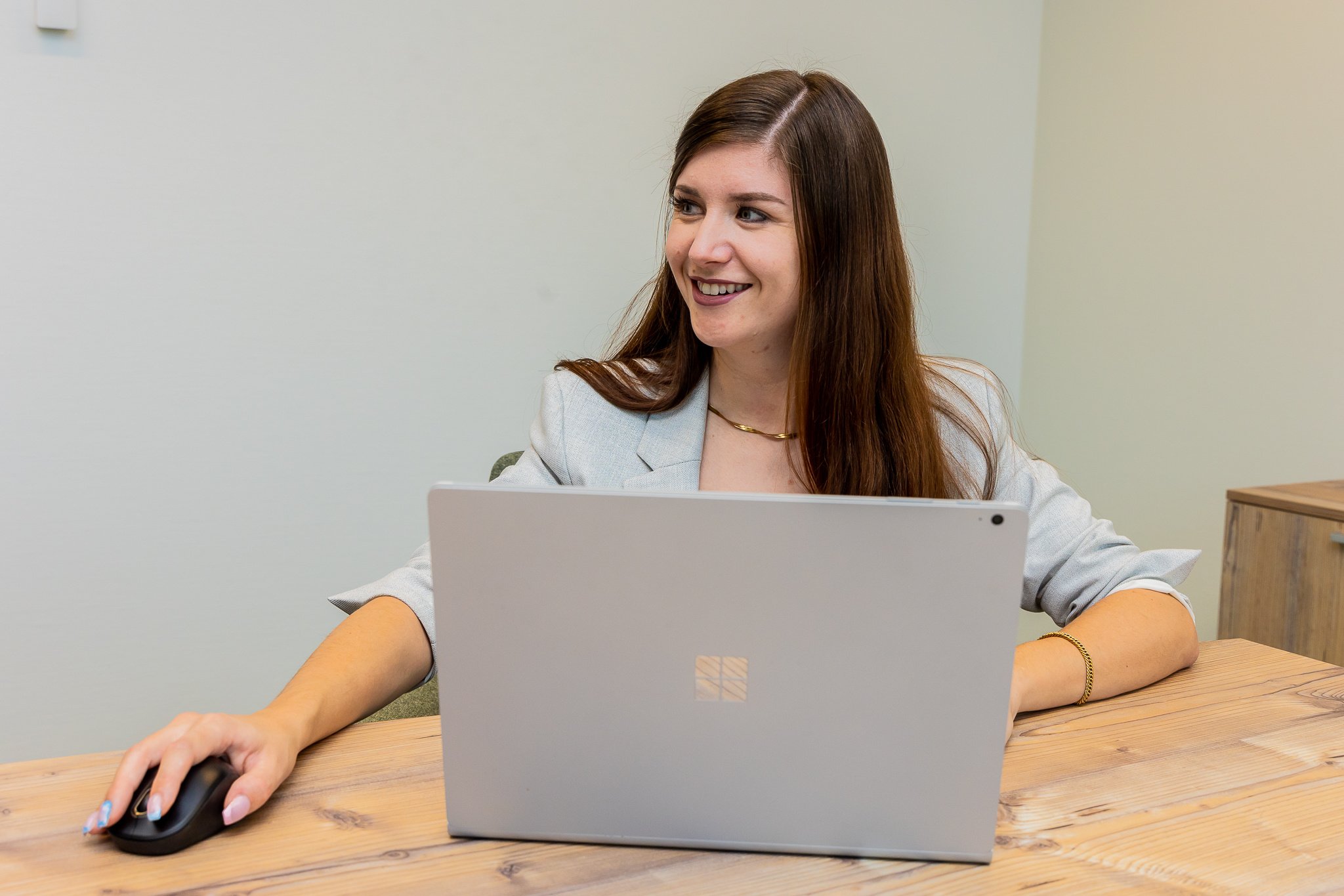 Vrouw achter laptop